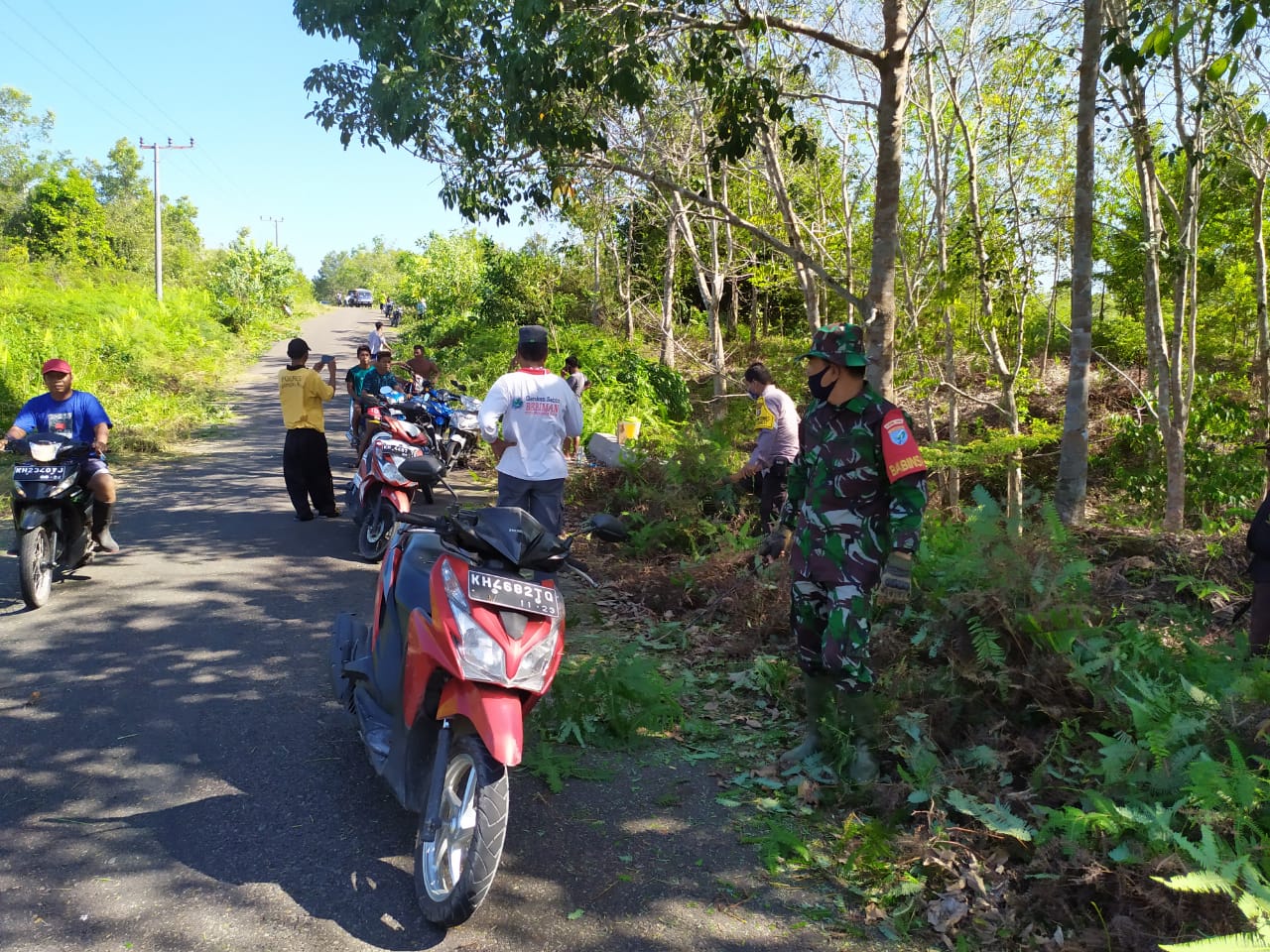 Galakkan Kembali Gotong Royong, Babinsa Koramil 02/BB Ajak Warga Bersihkan Jalan