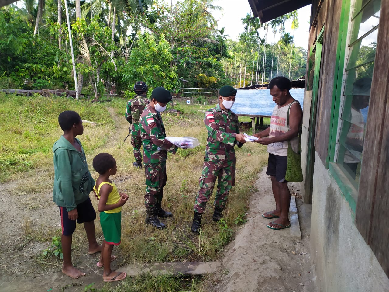 Cegah Rasisme dan Menjaga Kedamaian Papua, Satgas Raider 300 Bagikan Baju Cinta Damai