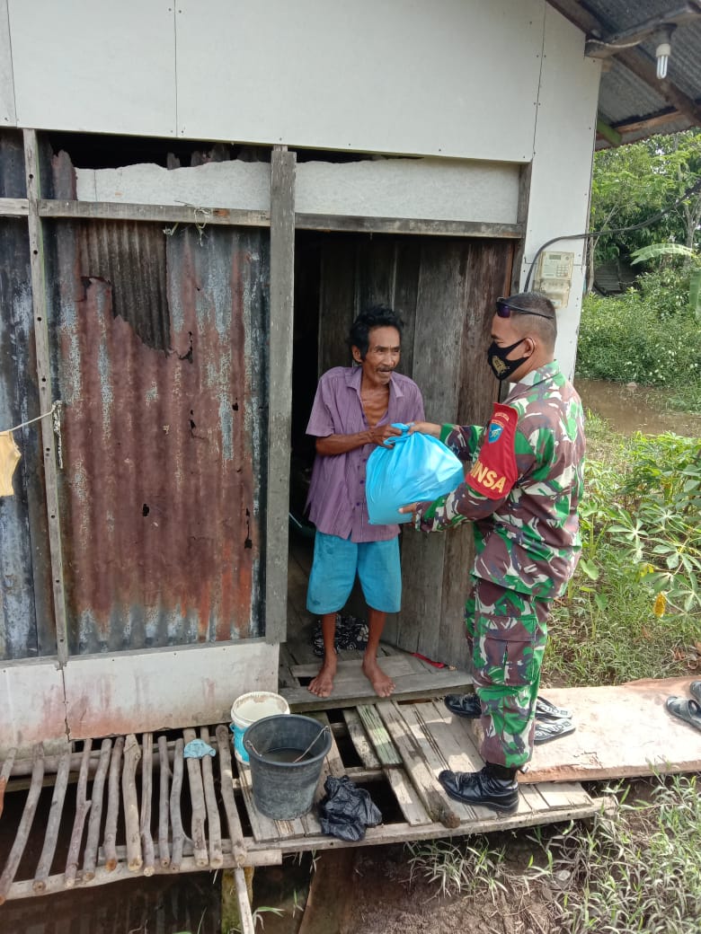 Peduli Terhadap Sesama, Kodim 1011/Klk Bagikan Sembako kepada Warga