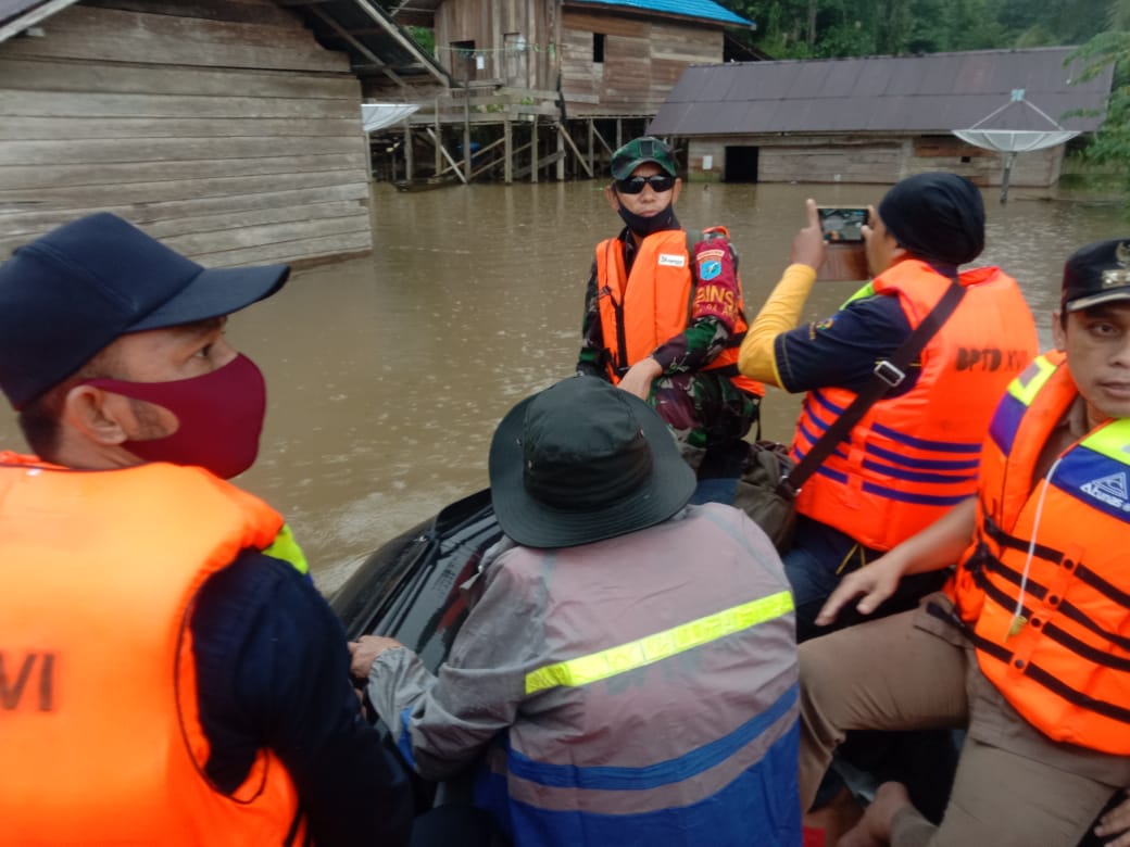 Gunakan Perahu Babinsa Sukarame Susuri Lokasi Terendam Banjir