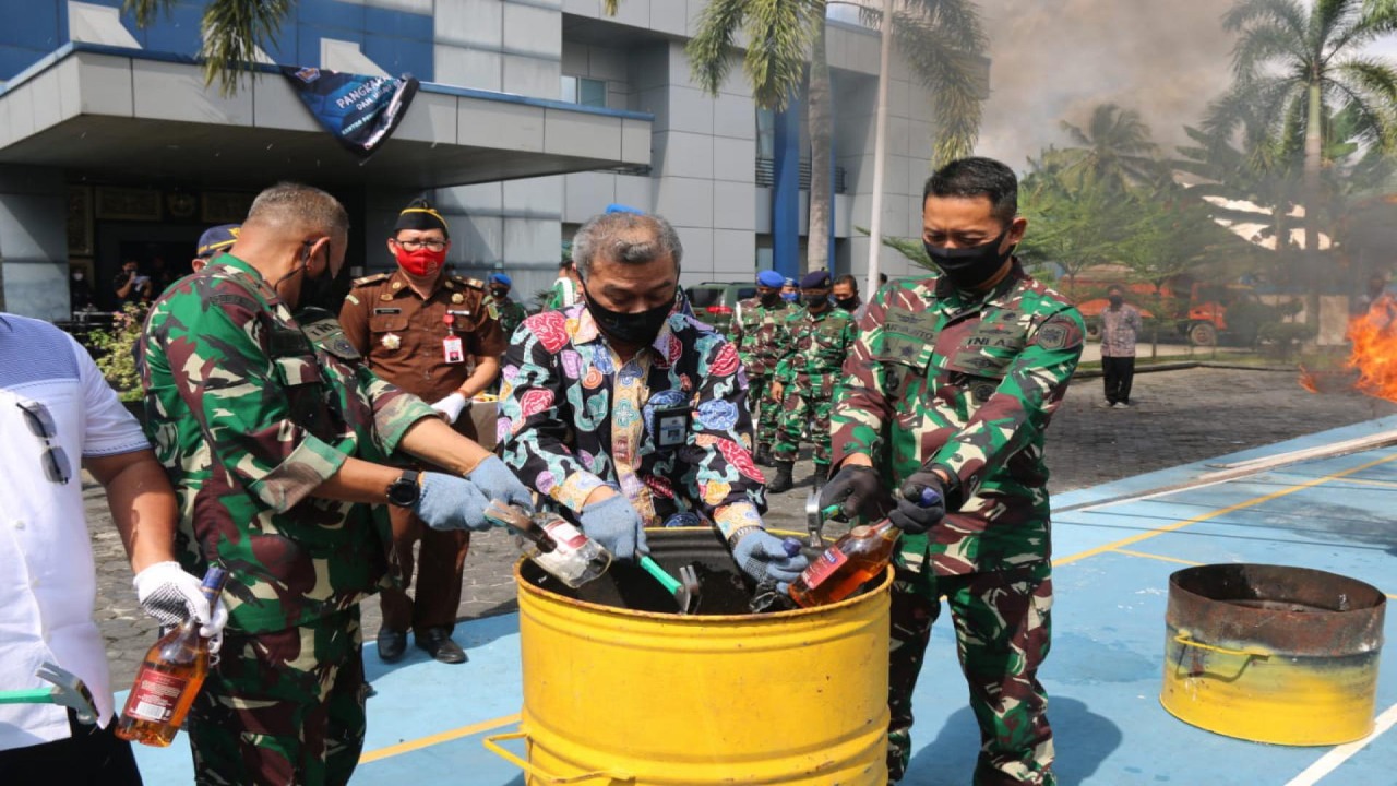 Danlanal Palembang Laksanakan Pemusnahan Barang Ilegal