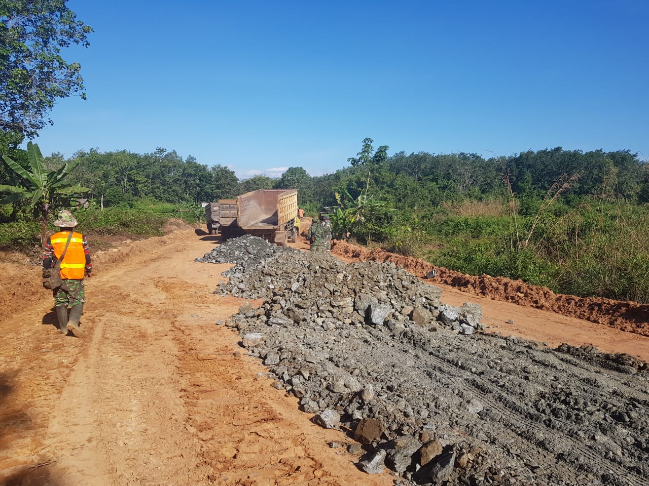 Pembuatan Jalan Pra – TMMD Desa Biih, Masuki Pengurukan Batu Gunung 