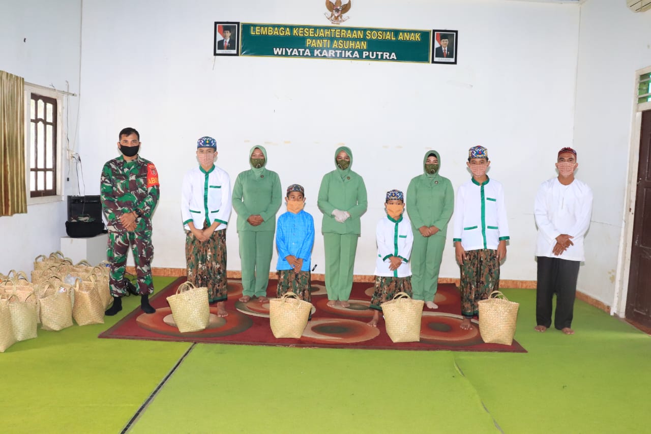 Dukung TMMD Kodim Martapura Isteri Prajurit Bantu Anak Yatim Panti Asuhan