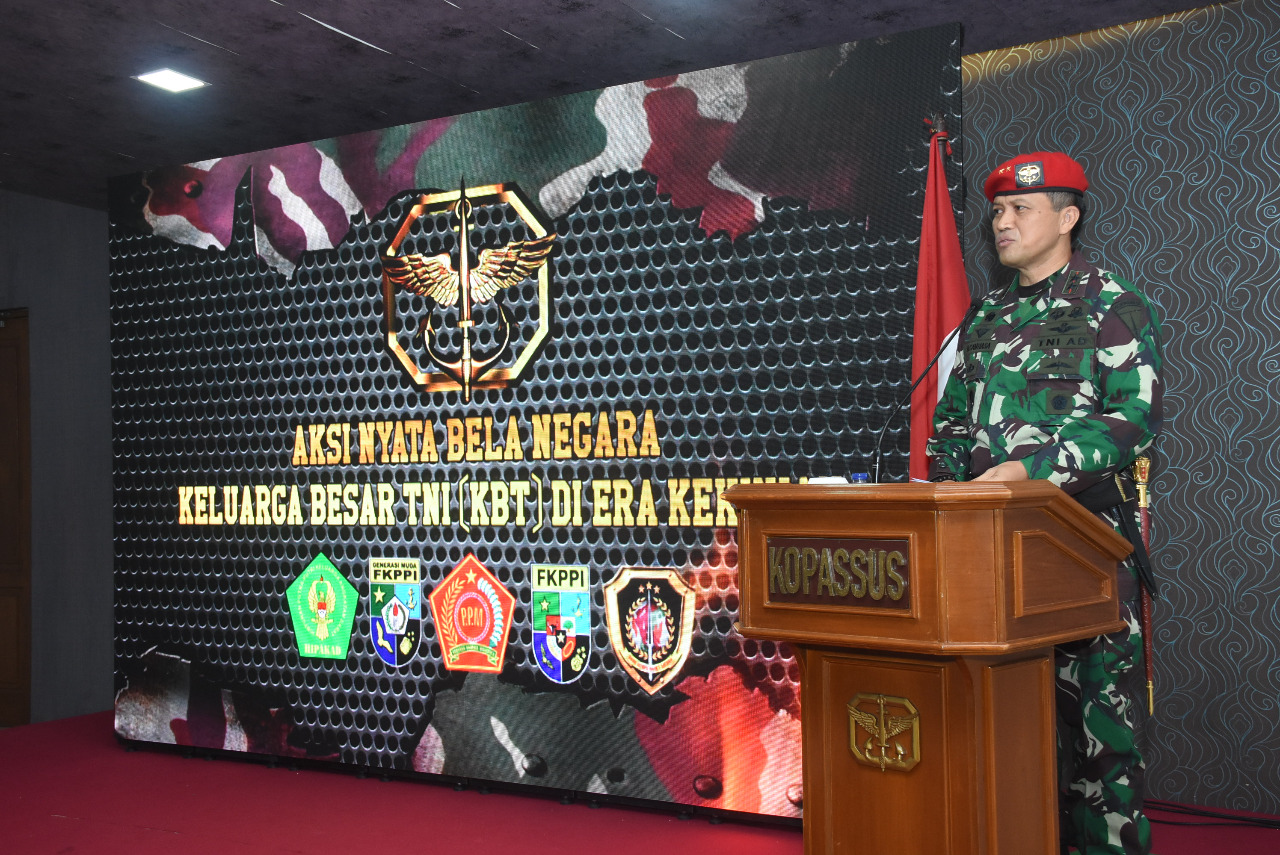 Kopassus Komsos dengan Keluarga Besar TNI