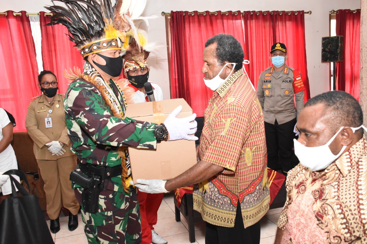 Danjen Kopassus Berikan Bantuan Sembako kepada Komunitas Papua Terdampak Covid-19