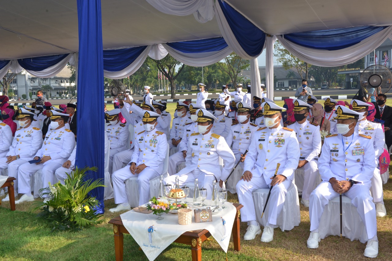 Kaskoarmada II Hadiri Upacara Prasetya Perwira TNI dan POLRI di AAL Surabaya