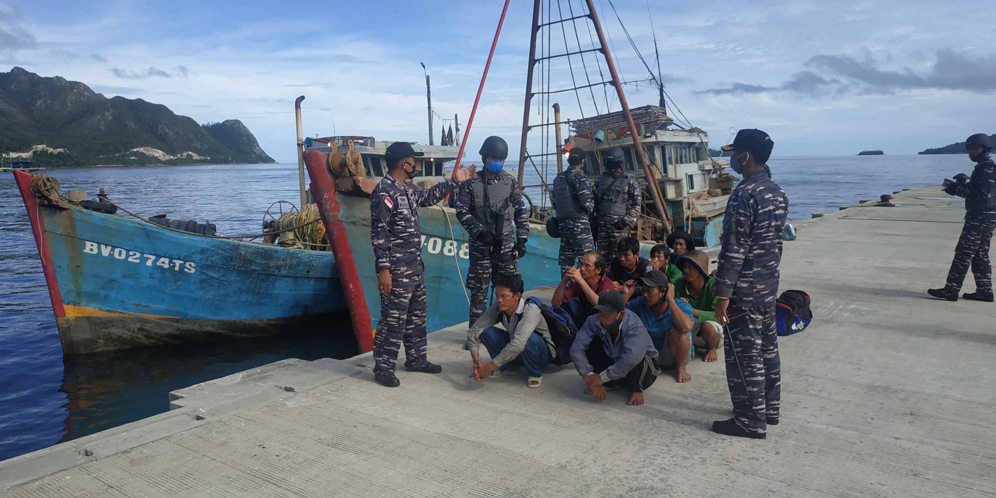 KRI Yos Sudarso-353, Tangkap 2 Kapal Ikan Vietnam