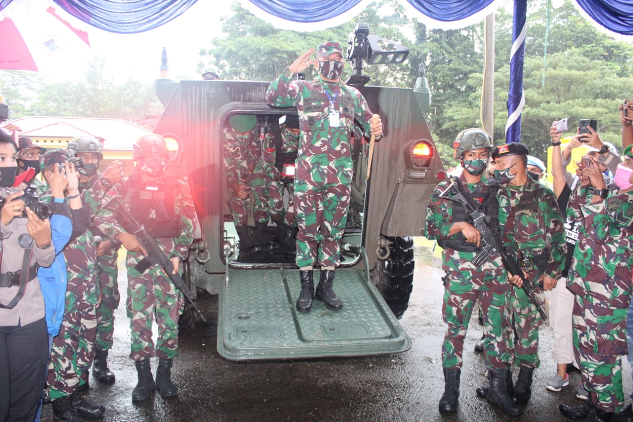 HUT Bhayangkara Danrem Bangun Nawoko Berikan kejutan kepada Kapolres Mimika