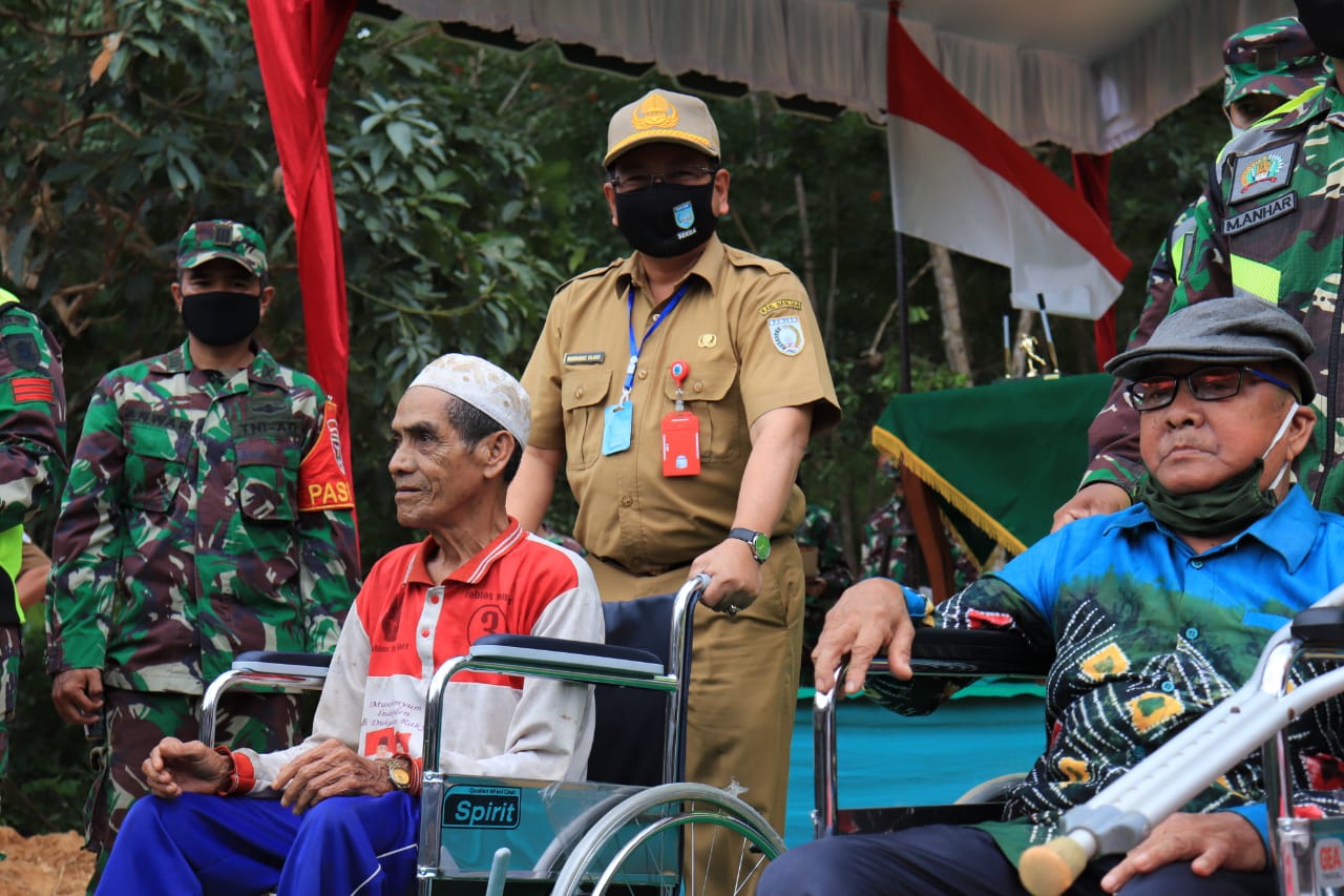 Danrem 101/ Ant Bersama Sekda Banjar Berikan Bantuan Kursi Roda Bagi Warga yang Membutuhkan