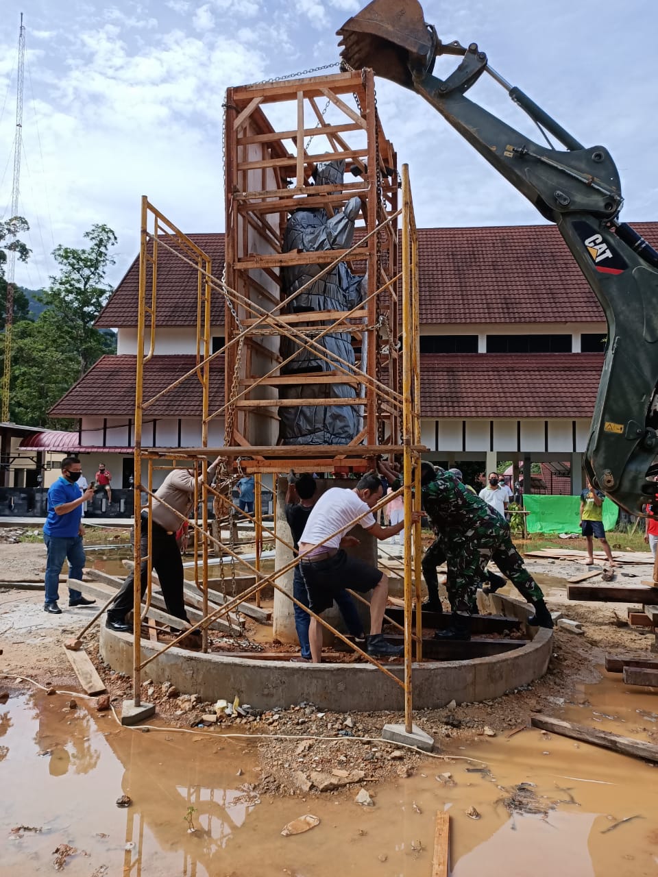 Kodam XII/Tpr Bantu Umat Katolik Dirikan Patung Santo Johanes Paulus II