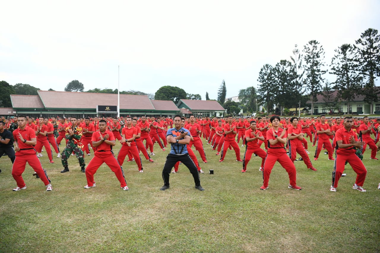 Olah Raga Bersama Kasad di Akademi Militer : Sayangi Anak Buah