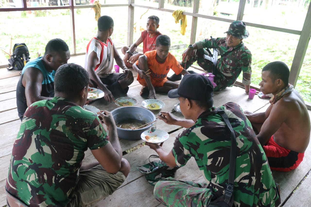 Bangun Kebersamaan, Satgas TMMD Makan Siang Bersama Warga