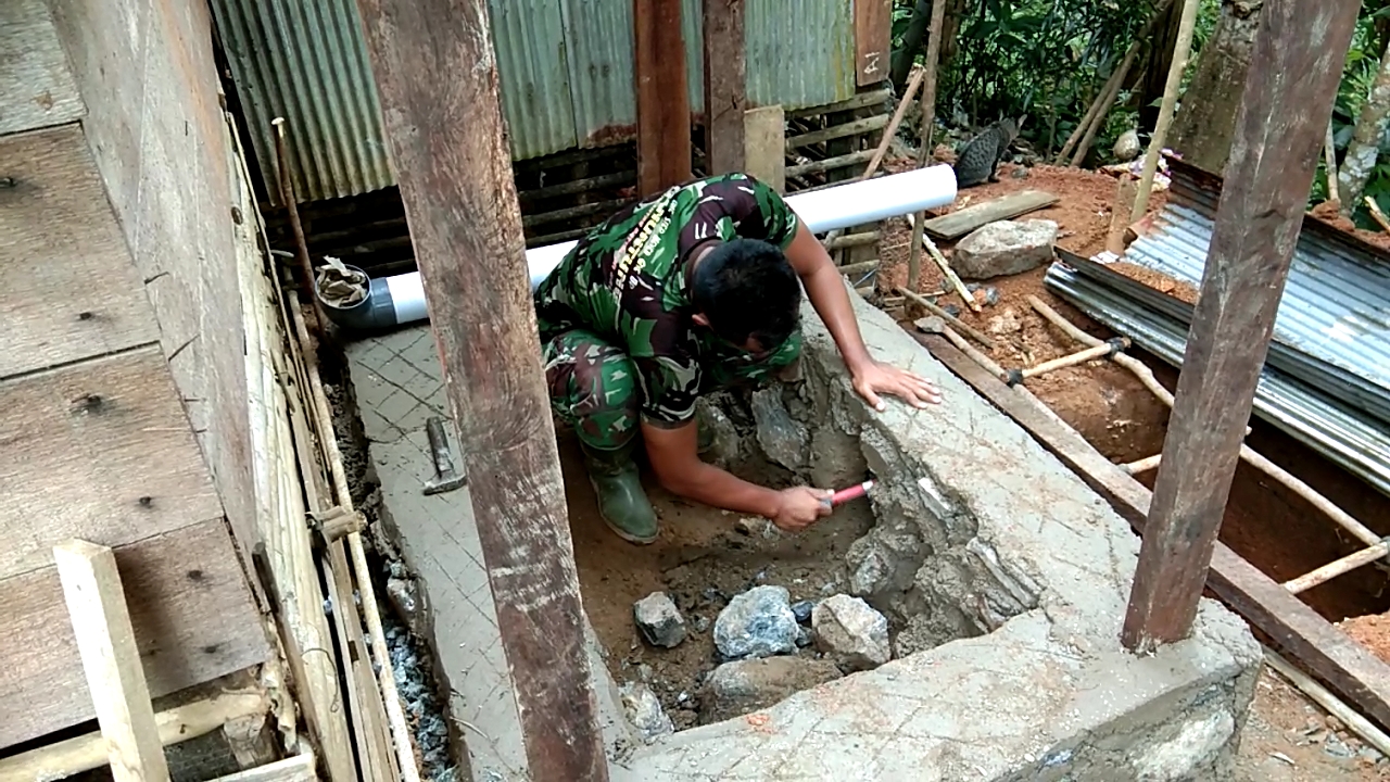 Prajurit TMMD Buat Jamban Warga Tak Mampu