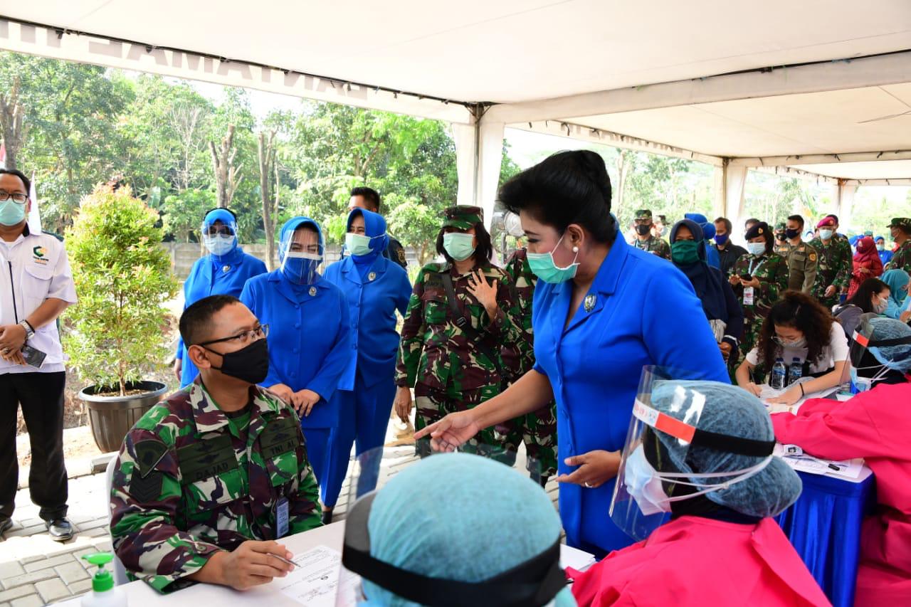 Ketua Umum Jalasenastri Berikan Bantuan APD