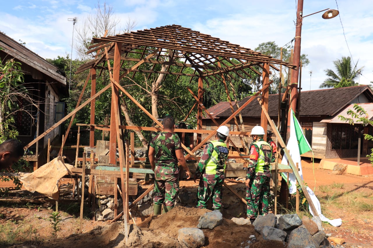 Dibantu Warga, Satgas TMMD Akan Rampungkan Pos Kamling Desa Biih