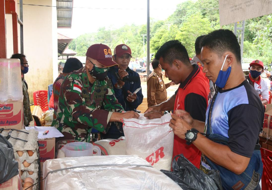 Berikan Sembako, Satgas Yonif 641 Bantu Korban Banjir di Entikong