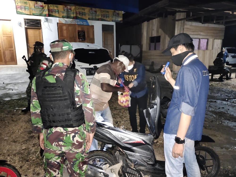 Bersama Bea Cukai Jayapura, Pos Ramil Tami Gelar Pemeriksaan  