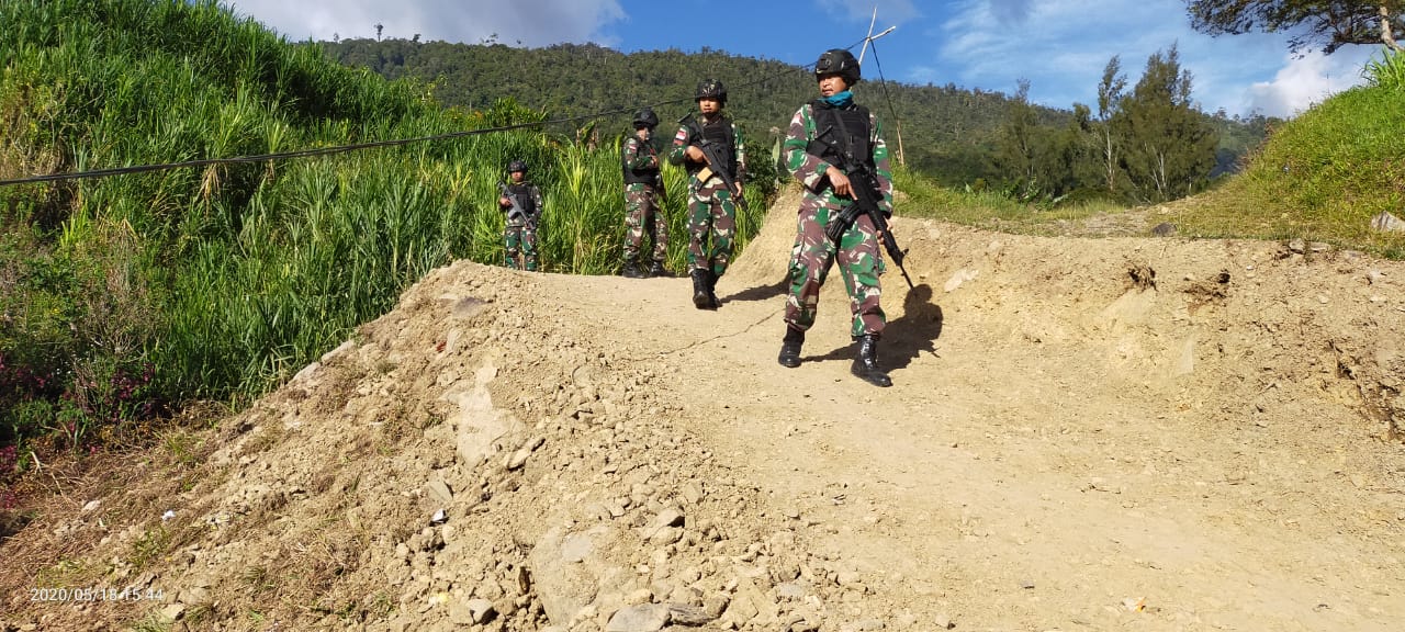 Pastikan Wilayah Aman, Pos Okbibab Satgas 509 Patroli