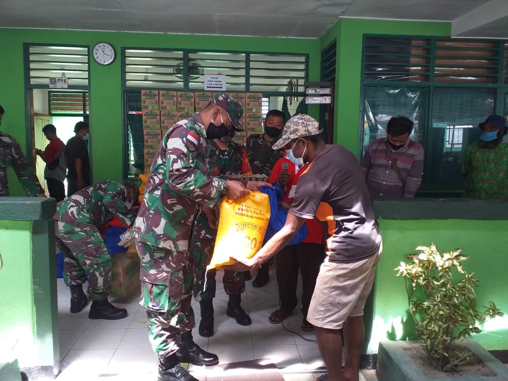 Koramil 1701-02/Jayapura Utara Bagikan Ratusan Paket Sembako ke Masyarakat Pengunungan