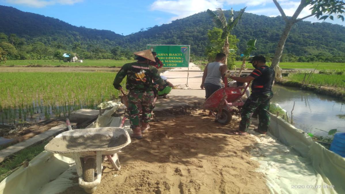 Koramil 02/Sukadana Bersama Warga Bangun Jalan Rabat Beton