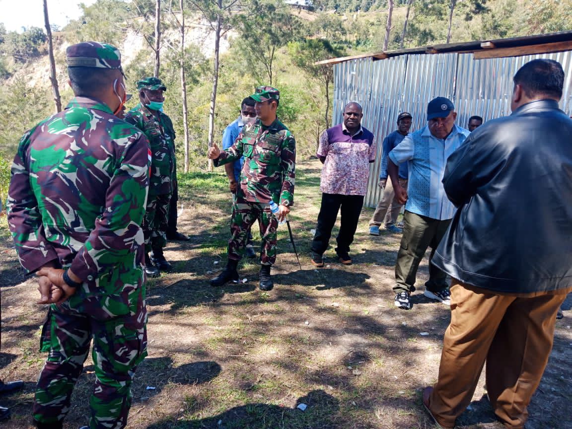 Dandim 1702/Jayawijaya Dampingi Bupati Lanny Jaya Pantau Pos Satgas Covid 19 di Wilayah Perbatasan