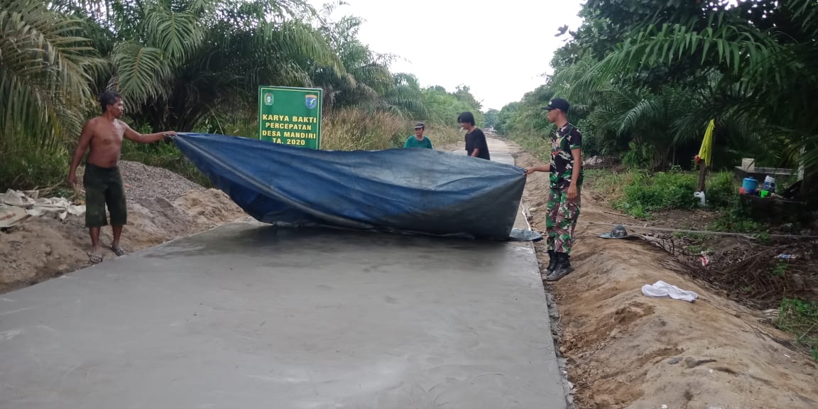 Kompak, Koramil Kendawangan dan Warga Bangun Jalan Rabat Beton