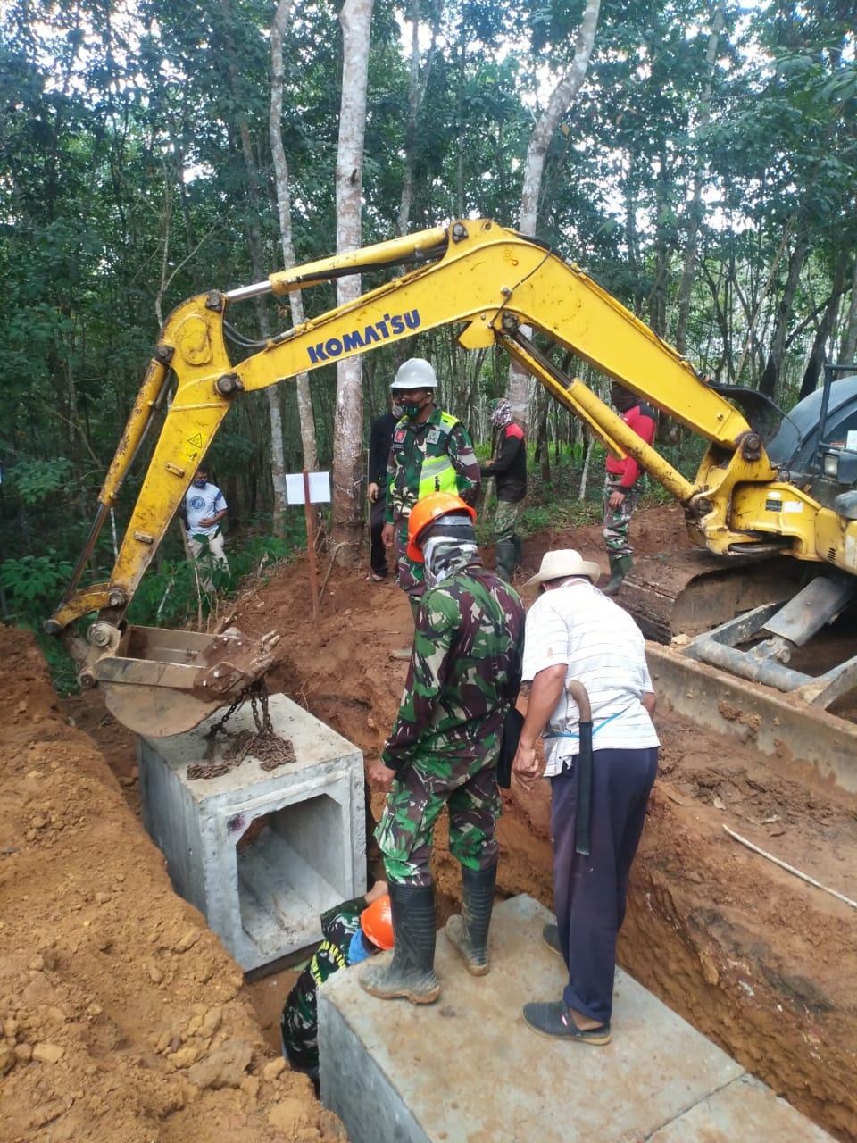 Pasang Box Beton, Satgas TMMD Desa Bi-ih Terapkan Protokol Kesehatan