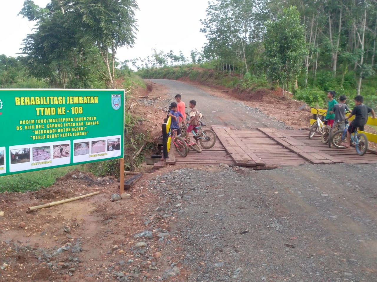 Jembatan Kayu Ulin Dijalan Baru Jadi Tempat Favorit Anak-Anak Desa Bi-ih