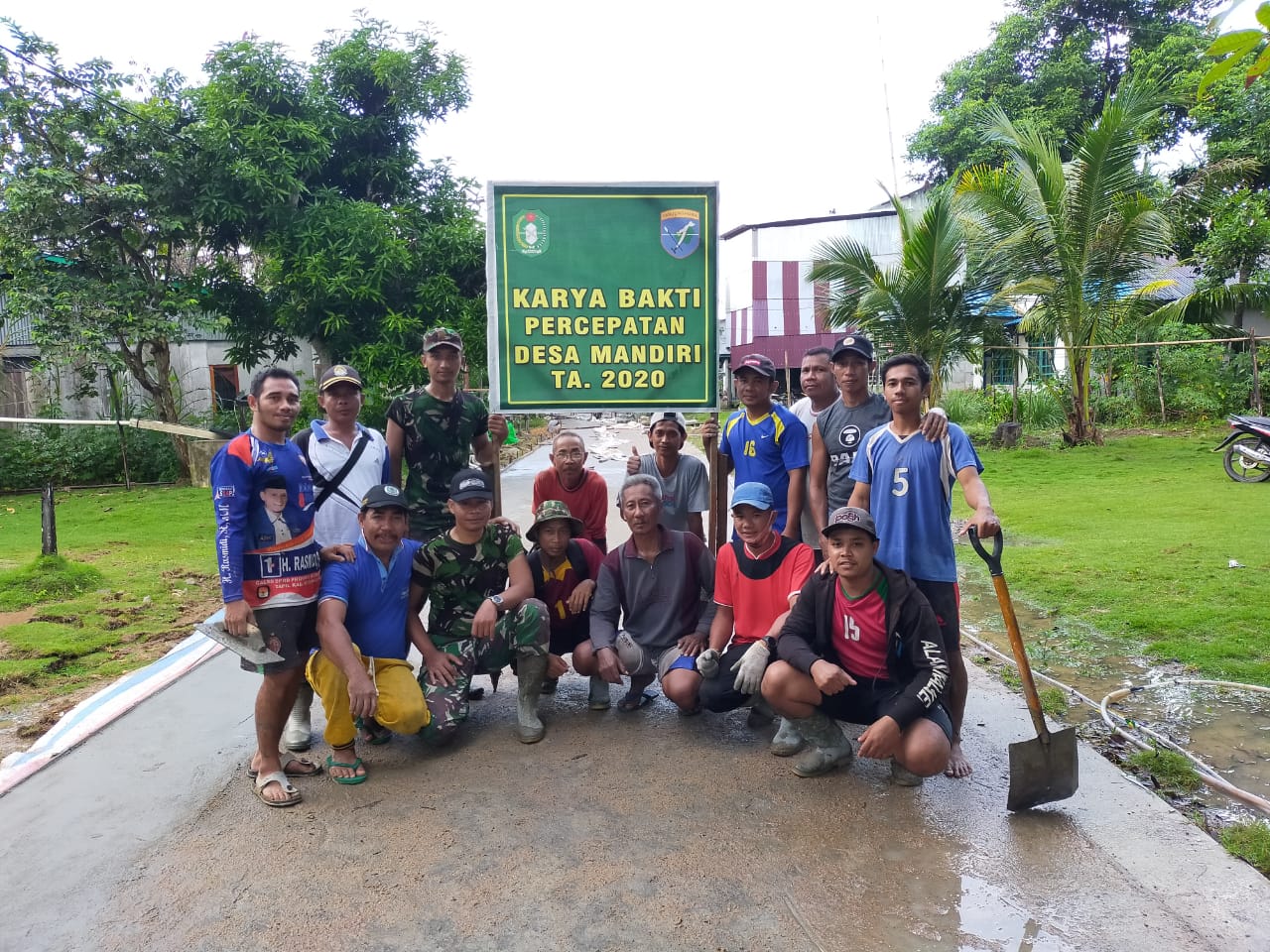 Bersama Warga, Koramil Sandai Bangun Jalan Rabat Beton di Dusun Kuala Laur