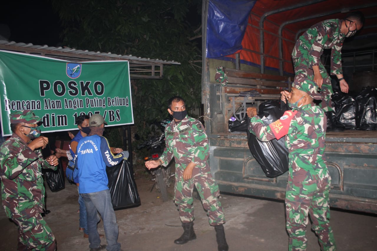 Ringankan Beban Korban Angin Puting Beliung TNI Kembali Bagikan Nasi Kotak