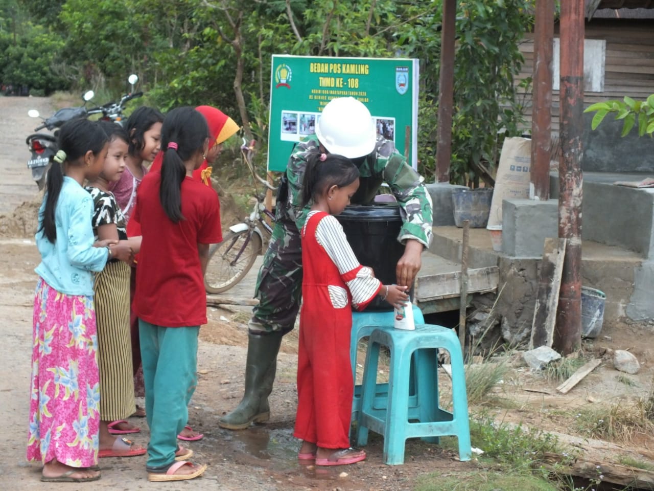 Pati Bakti TNI Peltu Gunawan Ajarkan Anak-Anak Desa Bi-ih Cuci Tangan Yang Benar