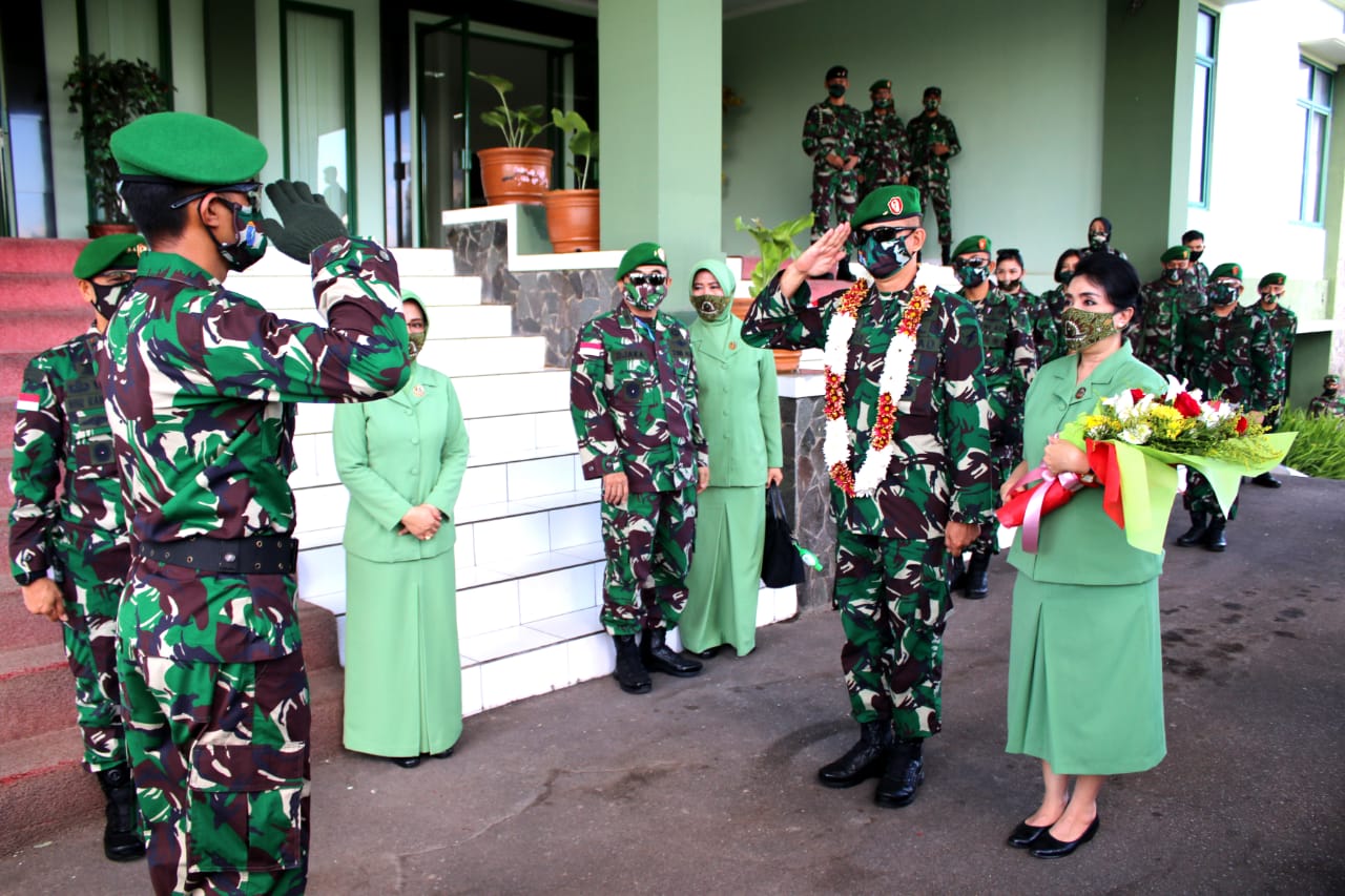 Pedang Pora Warnai Pelepasan Brigjen TNI Alfret Denny D. Tuejeh