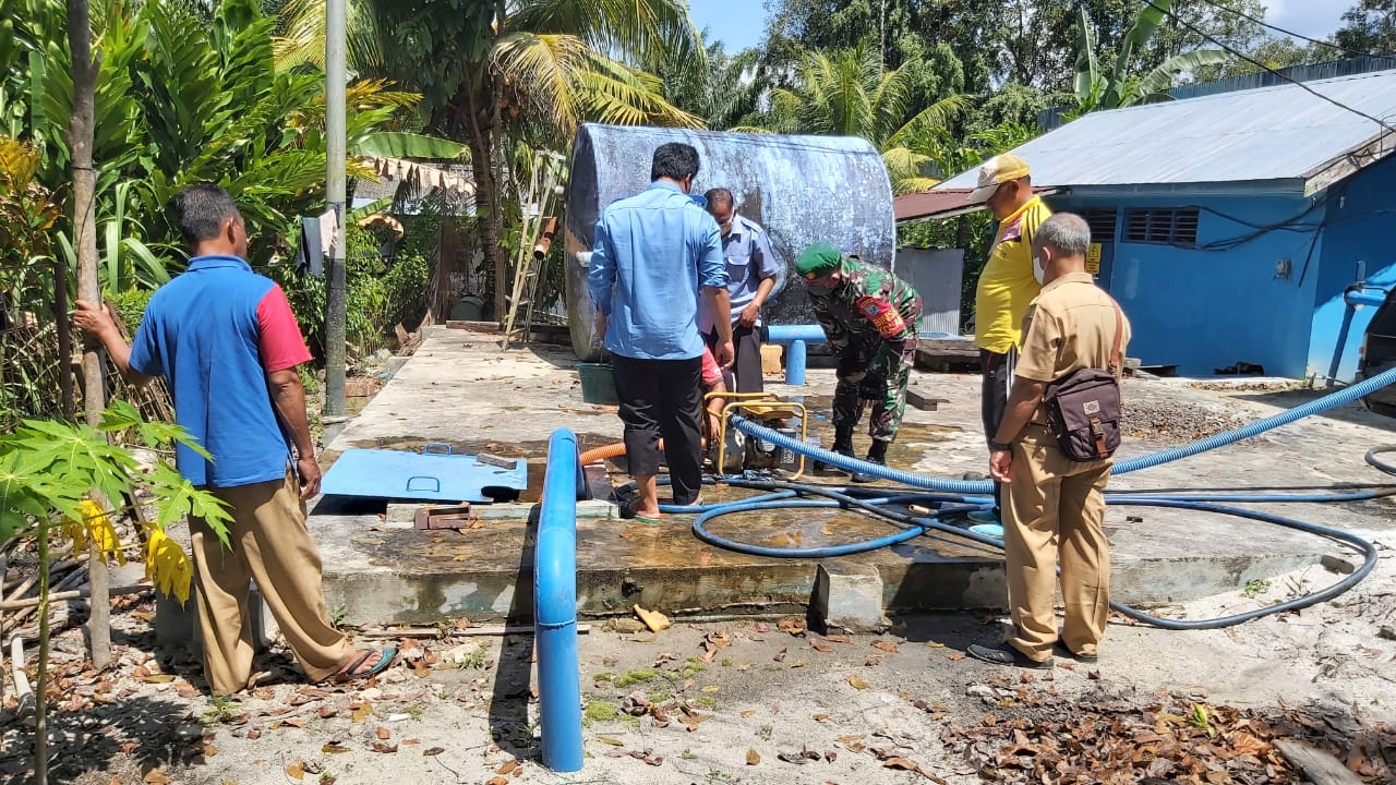 Koramil Kotawaringin Lama Bantu Distribusikan Air Bersih untuk Warga Terdampak Banjir