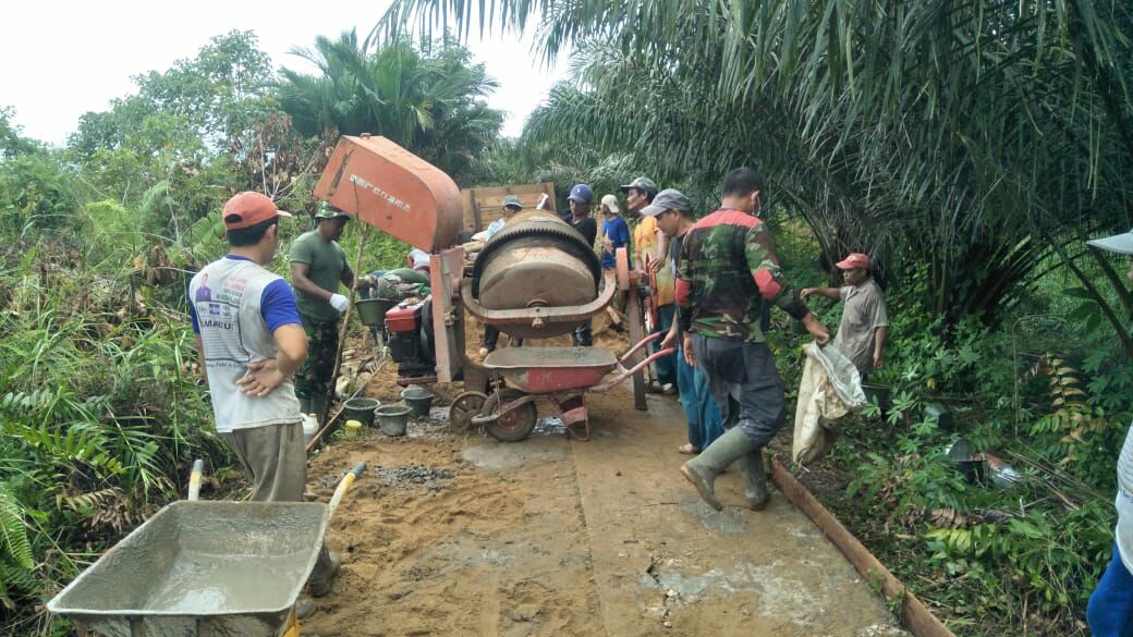 Kodim Sambas Terus Kebut Pengerjaan Jalan Rabat Beton