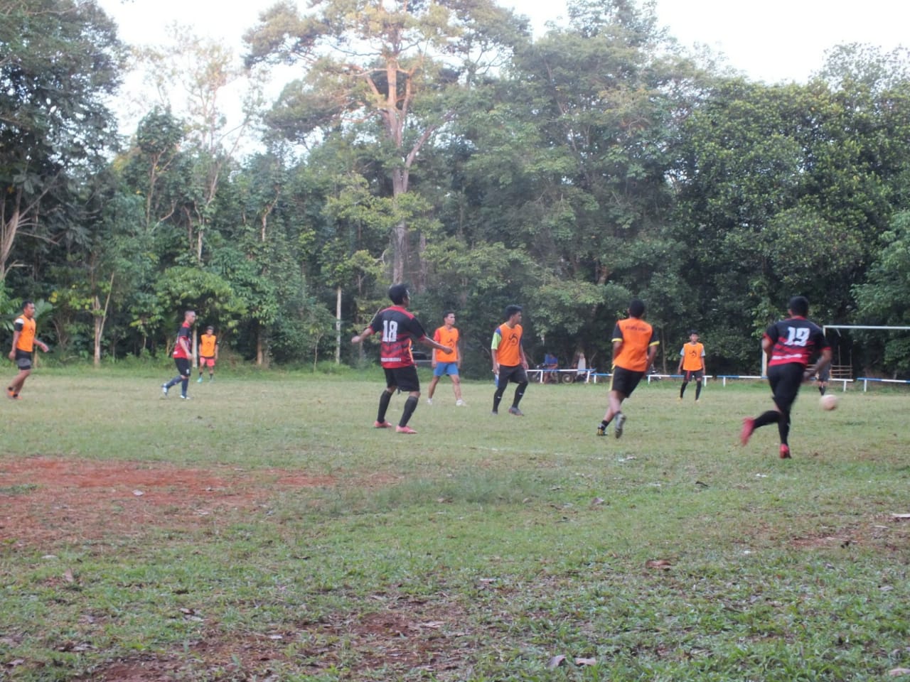 Jalin Keakraban, Dandim 1006/Mtp Bermain Sepakbola Bersama Pemuda Desa Bi-ih