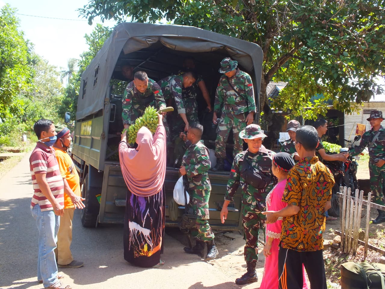 Buah Pisang Dari Warga Iringi Kepergian Tim Satgas TMMD 108 Kodim 1006/MTP