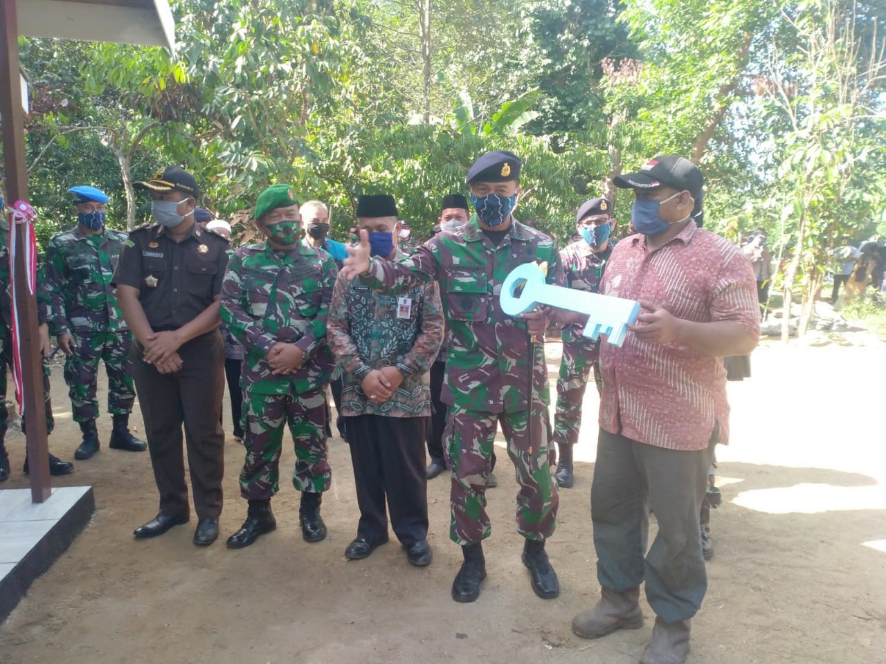 Danlanal Menghadiri Penyerahan Kunci Bedah Rumah Karya Tim Satgas TMMD 108