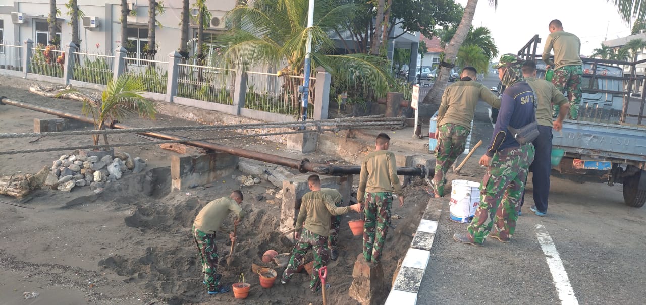 Ciptakan Rasa Aman, Prajurit Denma Koarmada II Sempurnakan Footpath Area Mako