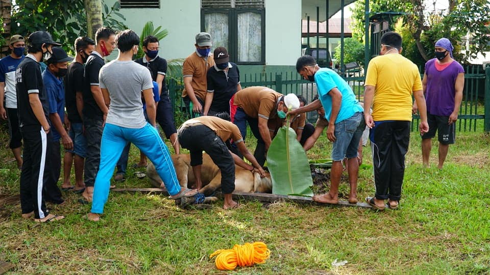 Kodim 1011/Klk Maknai Idul Adha Dengan Berbagi Daging Kurban