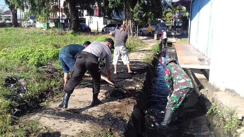 Sambut Hari Kemerdekaan, Babinsa dan Warga Bersihkan Lingkungan