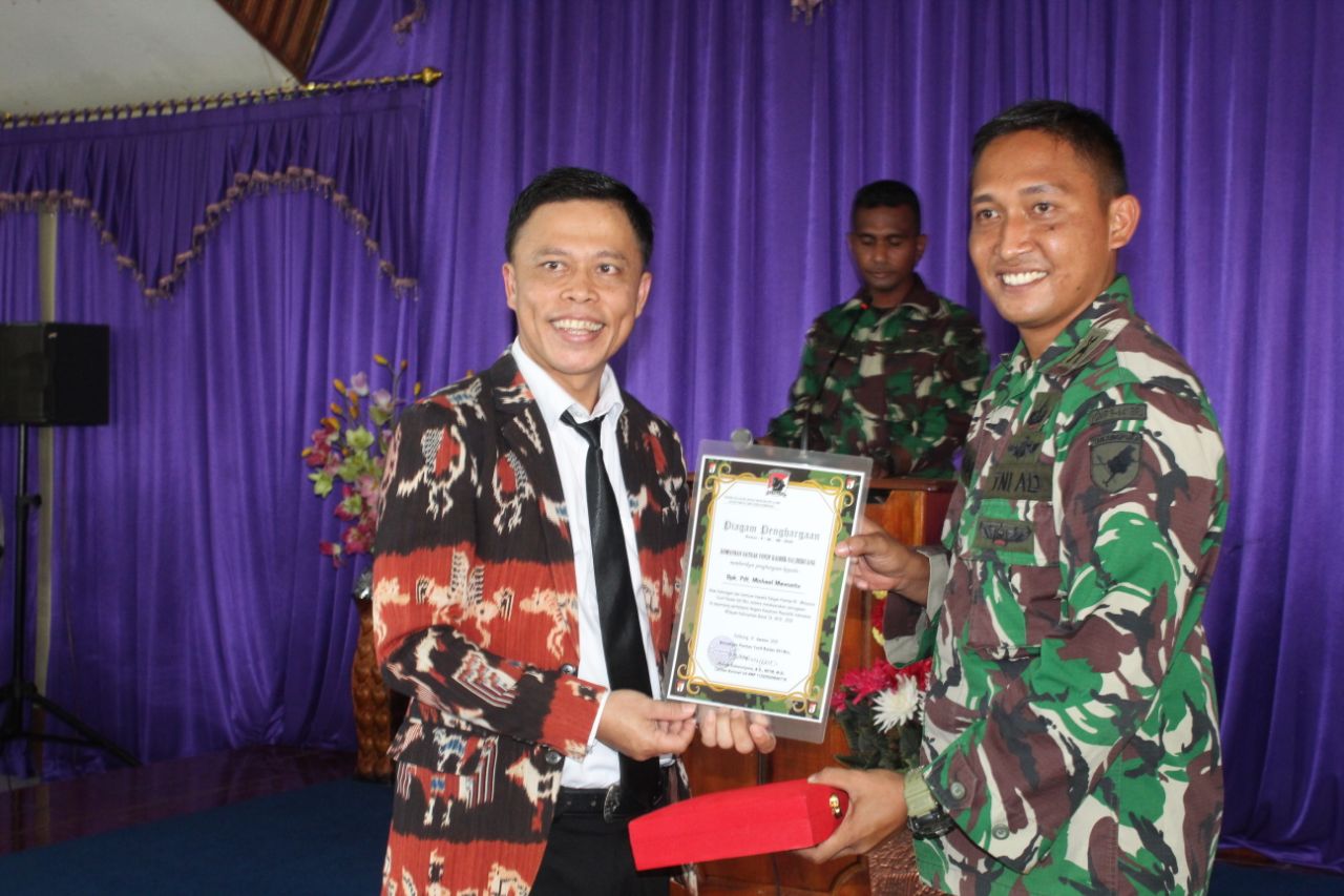 Satgas 641 Selesaikan Gapura PAUD Gereja PIBI Bukit Handerson