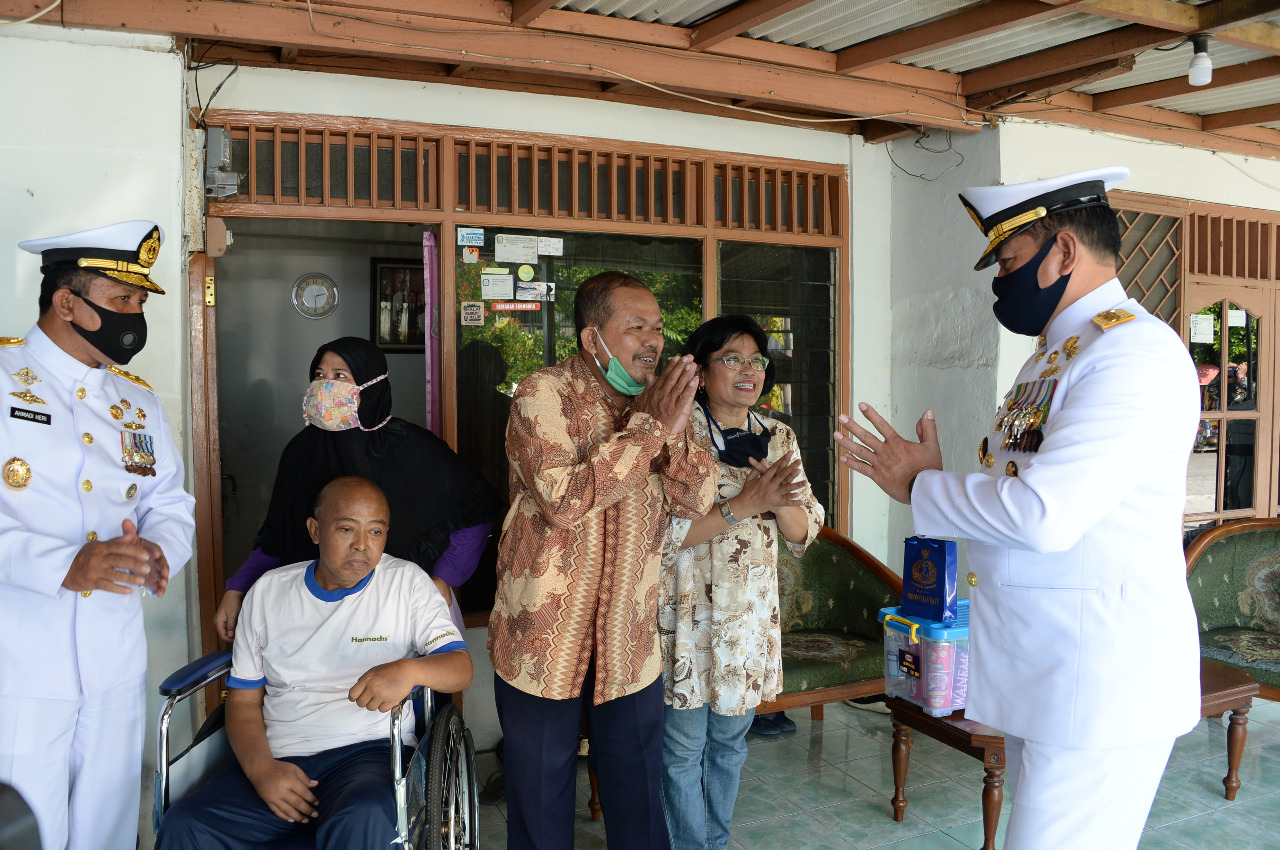 Kasal Berikan Santunan Kepada Veteran TNI AL