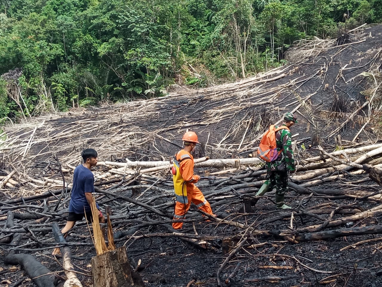 Koramil Ambalau Bersama Relawan Cek Titik Api di Desa Ng. Ambalau