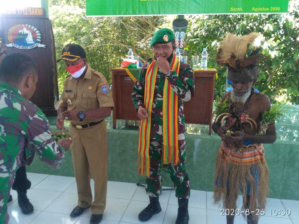 Dandim 1712/Sarmi Dianugerahi Simbol Pengalungan Selendang Serpo