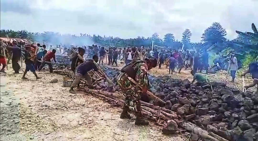 Satgas Pamtas RI-PNG Yonif Mekanis Raider 413 Kostrad Penuhi Undangan Bakar Batu Kampung Gambut