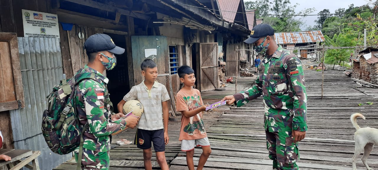 Satgas Yonif 133 Bagikan Buku dan Alat Tulis ke Pelajar di Tapal Batas