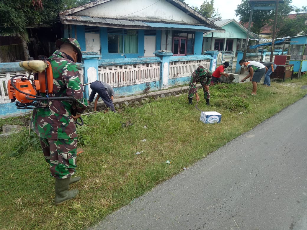 Koramil Kumai Ajak Masyarakat Bersihkan Saluran Air