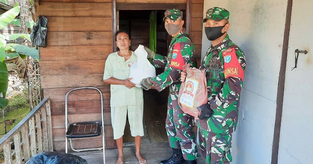 Peduli Sesama, Babinsa Koramil Kurun Bantu Warga Kurang Mampu