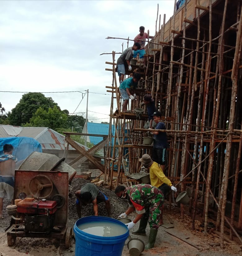 Jalin Kebersamaan, Babinsa Balai Riam Bantu Pembangunan Masjid