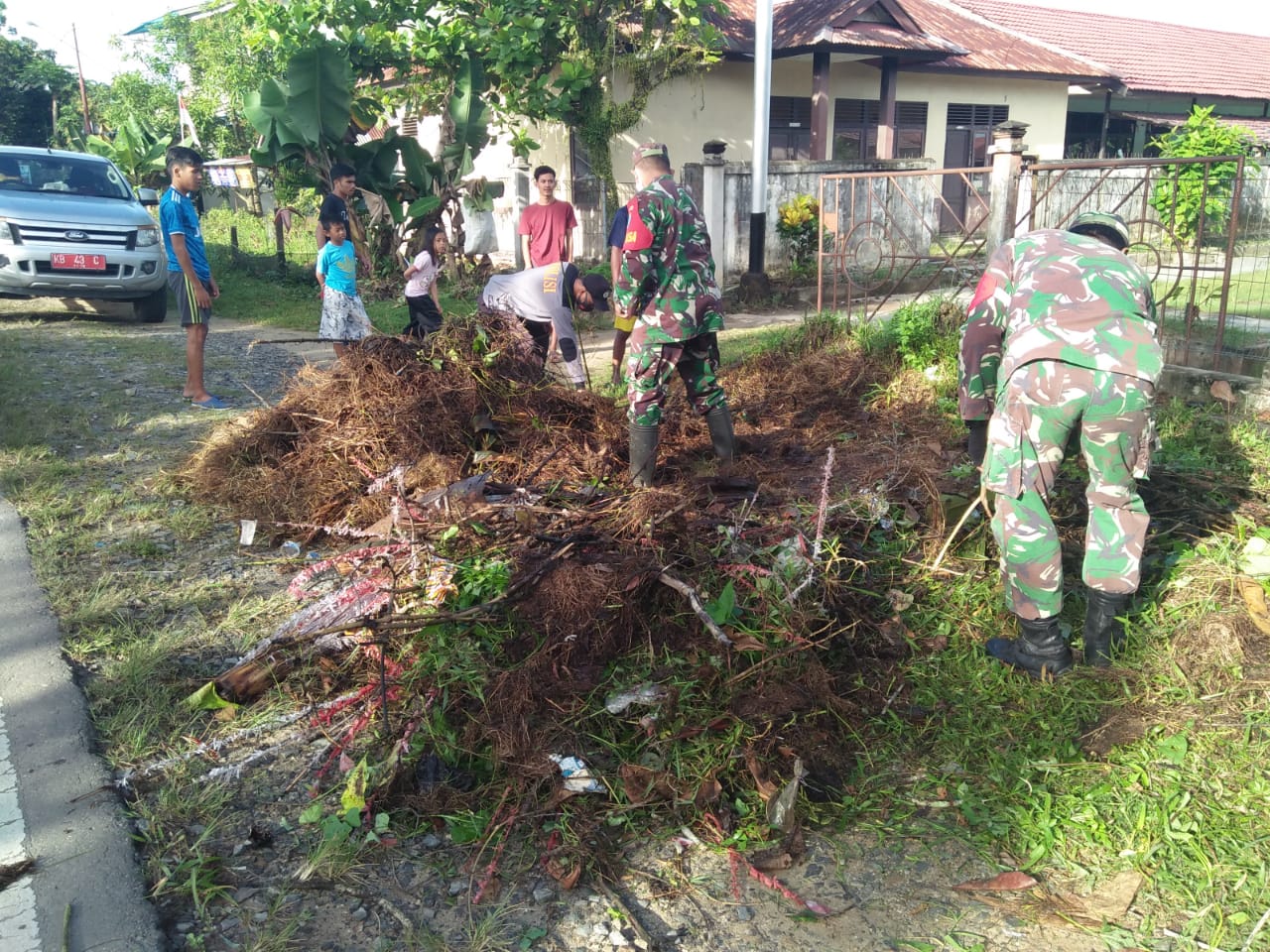 Koramil Sedau Bersama Warga Gotong Royong Ciptakan Lingkungan Sehat